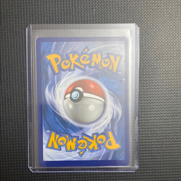 Charizard V Pokémon Card - Picture 2 of 2